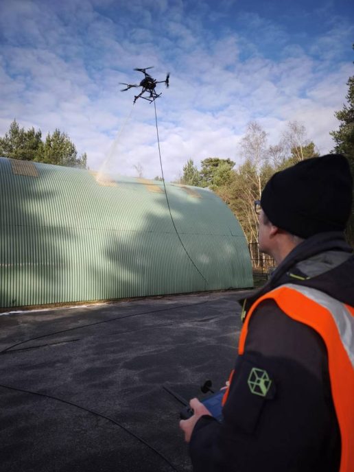 pilotage drone nettoyage toiture